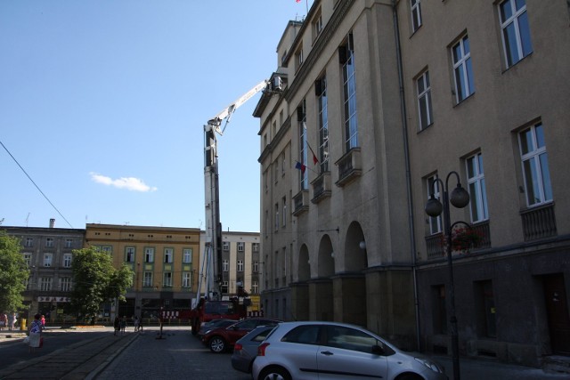 Remont elewacji Urzędu Miasta w Chorzowie właśnie się rozpoczął.