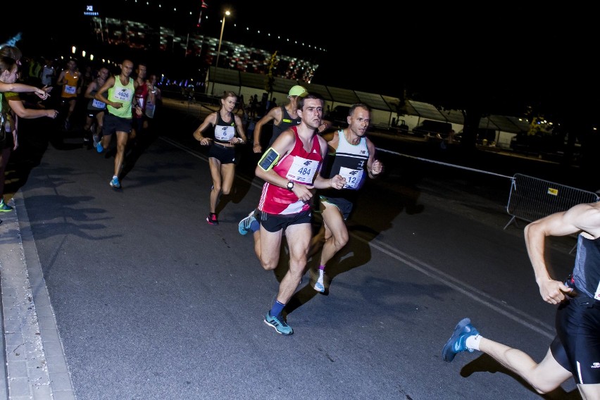 4F Półmaraton Praski 2019. Tysiące biegaczy w nocnych 21-kilometrach po Pradze [ZDJĘCIA]