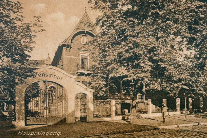Dawniej: Główna brama prowadząca do Pensjonatu Klasztornego.
