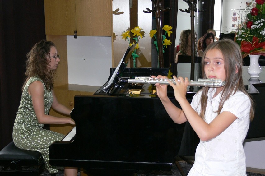 Obecnie dzieci i młodzież uczą się grać na instrumentach w...