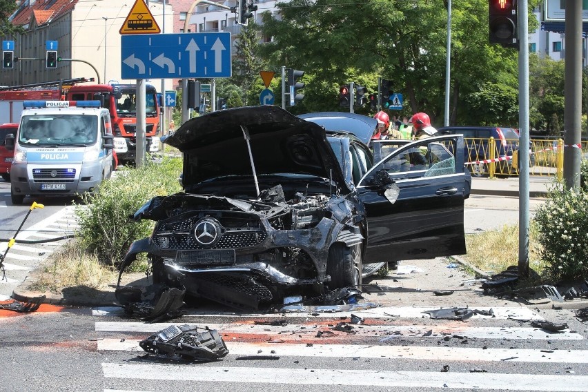 Zginęła kobieta. Mężczyzna kierujący mercedesem usłyszał zarzuty