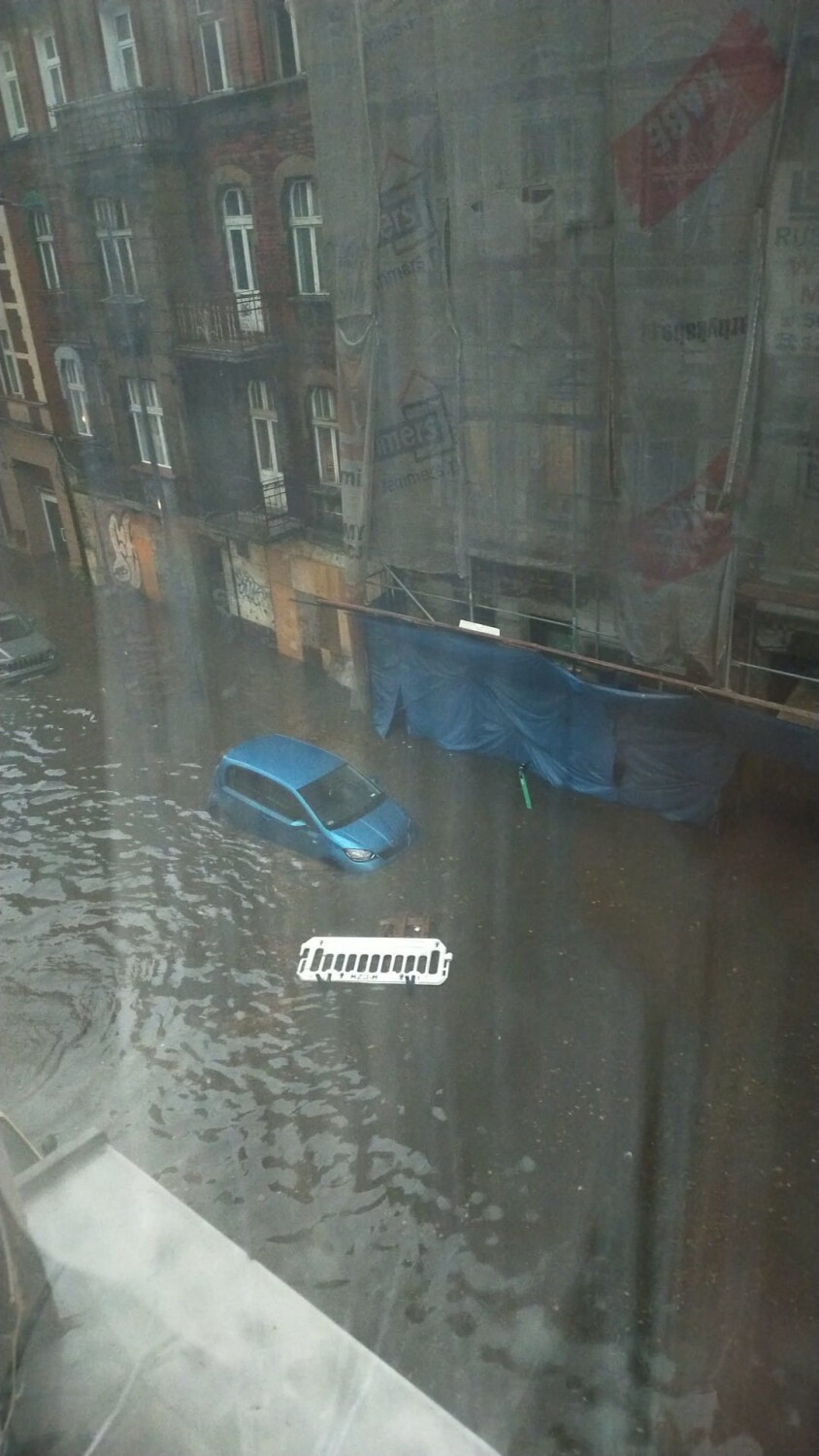 Potężna nawałnica w Bytomiu. Burze zalały dwie szkoły, piwnice i drogi - zobacz ZDJECIA