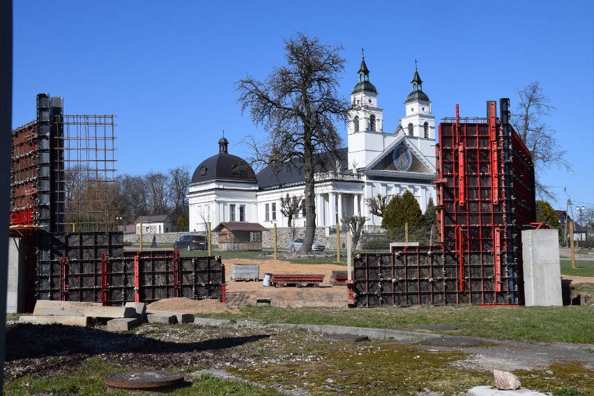 Przy kościele św. Antoniego trwa budowa ołtarza polowego. Posłuży na większe uroczystości z pielgrzymami (zdjęcia)