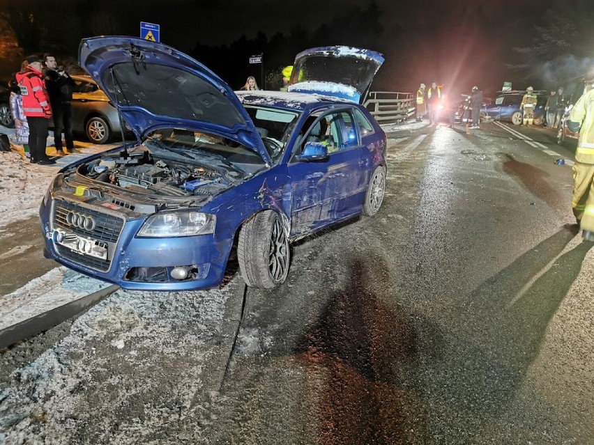 Zderzenie trzech samochodów w Leźnie