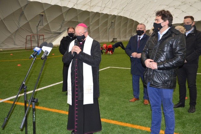 Biskup pomocniczy charkowsko-zaporoski Jan Sobiło i prezydent Lucjusz Nadbereżny podczas poświęcenia boiska z dachem