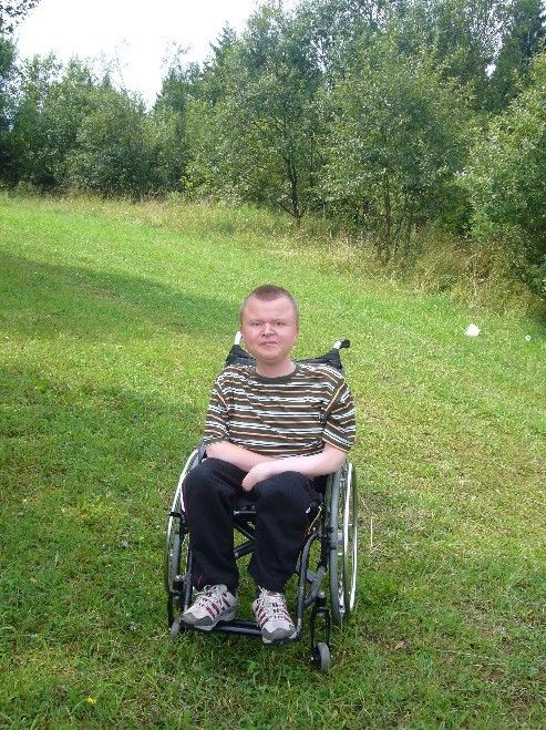 Piotr Wolak z Rozdziela od dziecka choruje na ogólny zanik mięśni. Od 13 lat jest przykuty do wózka inwalidzkiego