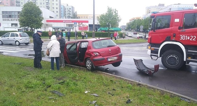 Do wypadku doszło w czwartek, 16 maja, na skrzyżowaniu ulic Szarych Szeregów i Kombatantów w Gorzowie. Dwie osoby zostały zabrane do karetki. Za kierownicą audi siedział 17-latek.

Z pierwszych informacji wynika, że kierowca peugeota wymusił pierwszeństwo przejazdu na kierującym audi. Doszło do zderzenia. Audi wypadło z drogi uderzając w mur.

Na miejsce dojechały służby ratunkowe i gorzowska drogówka. Do karetki zostały zabrane dwie osoby uczestniczące w zderzeniu. Na skrzyżowaniu są utrudnienia w ruchu.

Zobacz wideo: Jak udzielać pierwszej pomocy ofiarom wypadków

