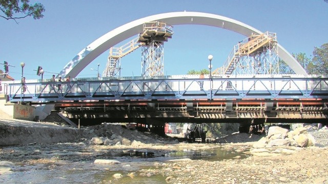 Nowy most na rzece Wieprzówce w Andrychowie podtrzyma nad wodą gigantyczne ramię
