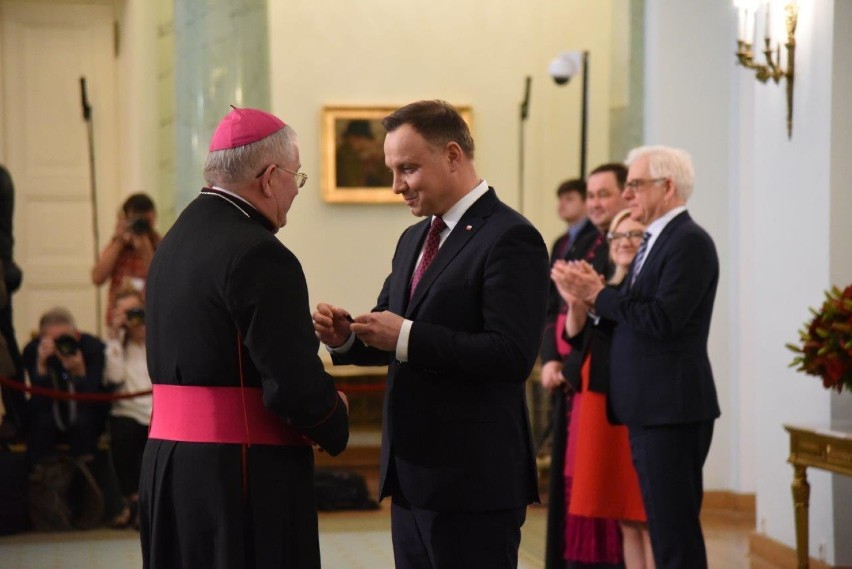 Biskup ełcki został odznaczony Złotym Krzyżem Zasługi