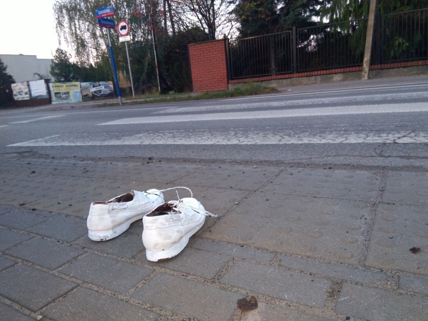 Białe buty pojawiły się na warszawskich ulicach. Upamiętniają pieszych - ofiary wypadków drogowych