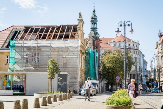 Trwa remont i rozbudowa zabytkowego gmachu Muzeum Okręgowego przy Gdańskiej 4. Zaglądamy na plac budowy. Zobaczcie nasz fotoreportaż!

Na tę inwestycję muzeum czekało długo. Remont i rozbudowa zabytkowego gmachu Muzeum Okręgowego im. Leona Wyczółkowskiego w Bydgoszczy pochłonie w sumie ponad 24 mln zł. Budynek w nowej odsłonie przyjmie pierwszych gości na początku 2020 roku. W tej chwili trwają prace związane z nowym pokryciem dachowym zabytkowej części gmachu. Niedługo zacznie się rozbudowa. 

Zobacz także: Żegnanie lata w Myślęcinku. Festiwal kolorów i koncerty [zdjęcia]

Jak ma wyglądać muzeum po zakończeniu prac? Po rozbudowie w gmachu muzeum znajdą się m.in. duża sala wielofunkcyjna, przestrzeń konferencyjna, warsztatowa oraz edukacyjna, lobby, strefa administracyjna, ale także pracownie konserwatorskie, które będą przeszklone, tak by zwiedzający mogli podglądać pracę konserwatorów, biblioteka licząca ok. 50 tys. woluminów i archiwum. Oprócz tego goście muzeum będą mogli korzystać z kawiarenki, tarasu widokowego i sklepu muzealnego. Na Gdańską 4 zostaną przeniesione zbiory sztuki współczesnej. Z czasem planowane jest też uruchomienie muzycznego eksperymentatorium. Koniec prac budowlanych planuje się na połowę przyszłego roku. Potem zacznie się aranżacja wnętrz i wyposażanie. Pierwsi zwiedzający będą mogli się pojawić w muzeum z początkiem 2020 roku. 


FLESZ: Autostrady, bramki, systemy płatności - jak ominąć korki?

