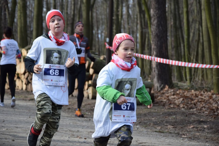 Bieg Tropem Wilczym 2020 w Wieluniu. Udział wzięło blisko 400 osób[FOTO, WIDEO]