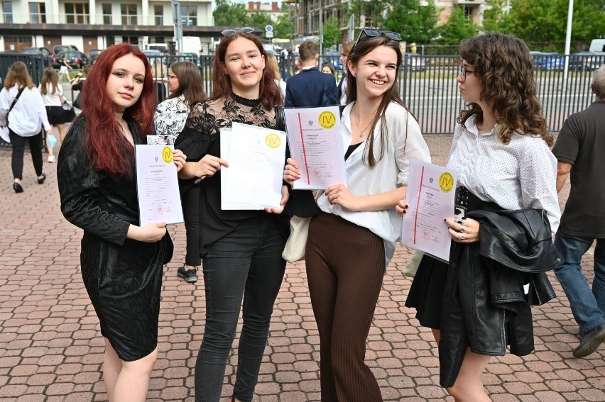 Ostatni dzwonek w IV Liceum Ogólnokształcącym w Kielcach. Wszyscy cieszą się z wakacji (ZDJĘCIA, WIDEO)