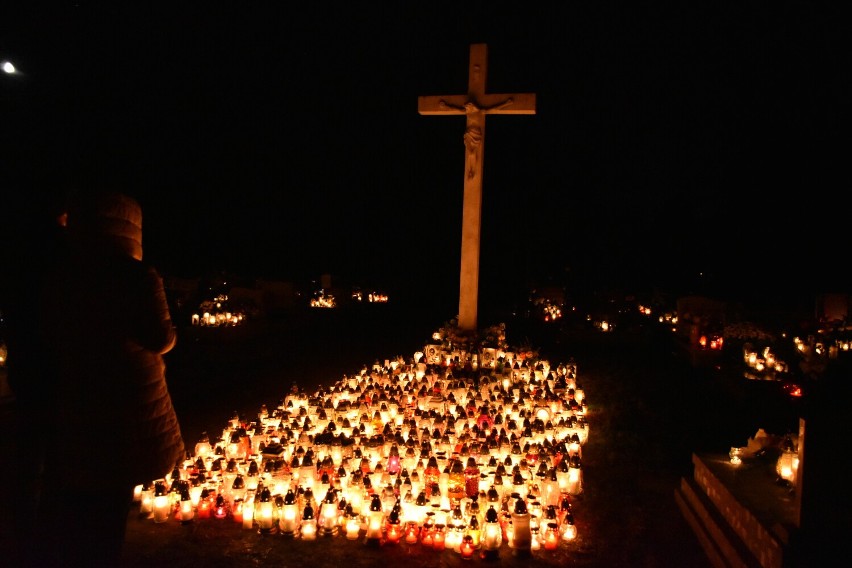 Cmentarz parafii Ścięcia Św. Jana Chrzciciela na Goduli nocą...