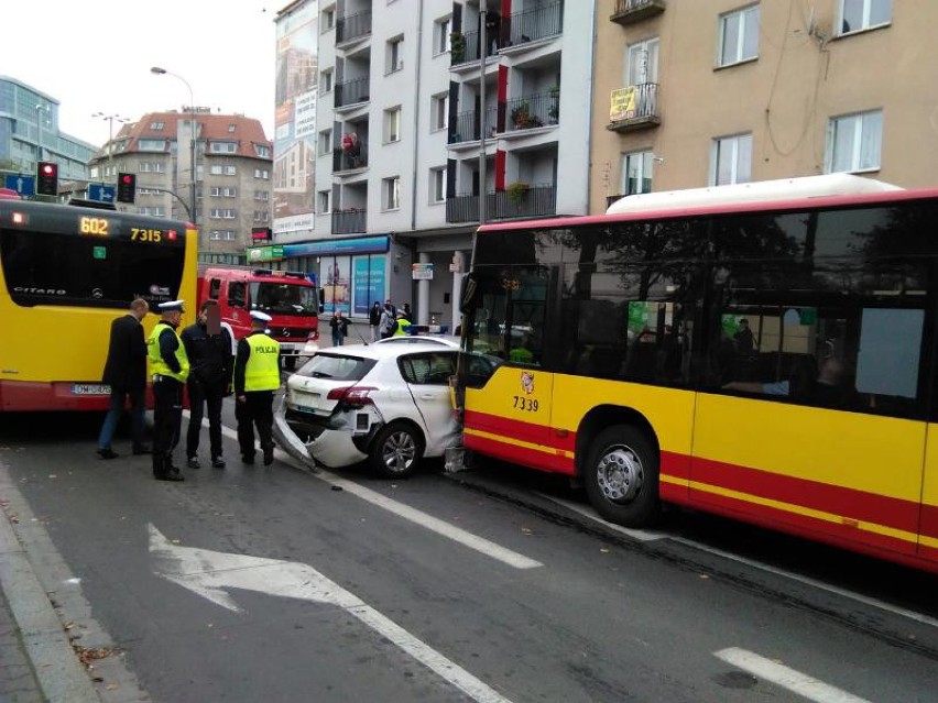 Wypadek na Powstańców Śląskich. Autobus staranował 9 aut. Są ranni (ZDJĘCIA)