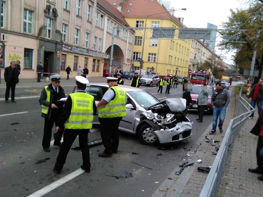 Wypadek na Powstańców Śląskich. Autobus staranował 9 aut. Są ranni (ZDJĘCIA)