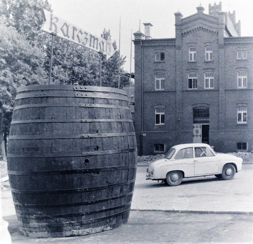 Na parkingu Karczmy Rycerskiej w Lęborku w sierpniu 1977 r.