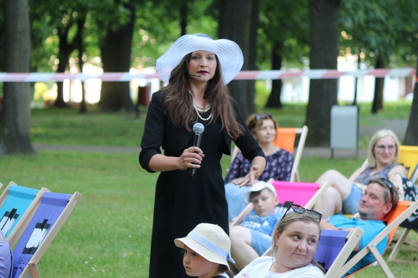 Teatr na leżakach w parku Żwirki i Wigury w Wieluniu. Widzowie obejrzeli spektakl "Klapsy" ZDJĘCIA