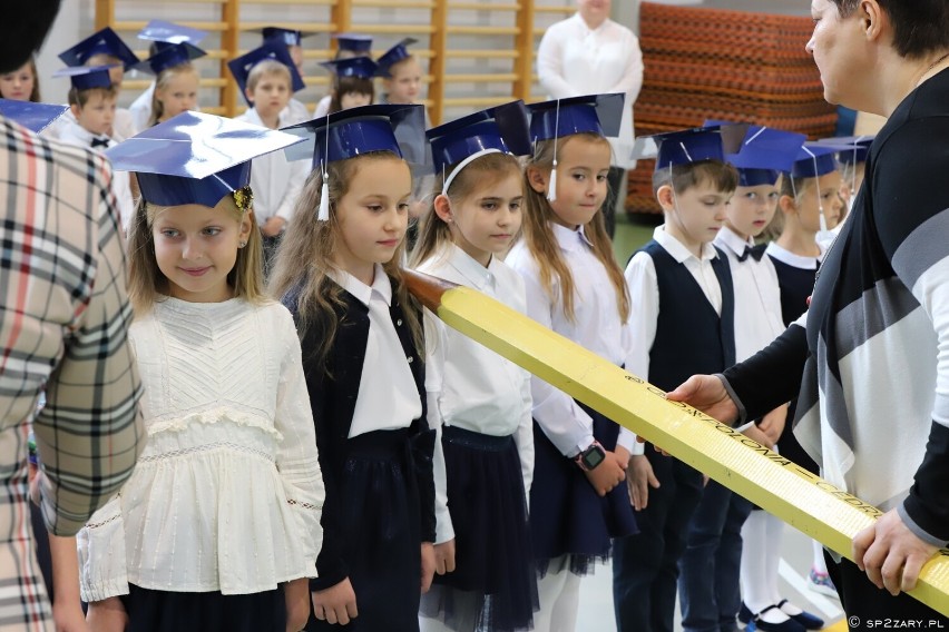 Oficjalnie zostali uczniami Szkoły Podstawowej nr 2 w Żarach. Pierwszaki uroczyście pasowani tradycyjnym ołówkiem