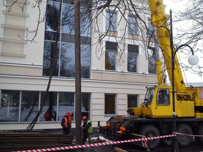 Wieluń: Ulica Królewska zamknięta. Przy pasażu pracuje ciężki sprzęt