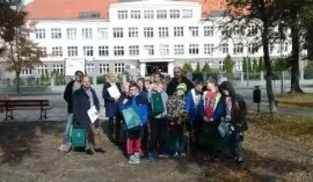 - To dopiero początek akcji sadzenia drzew w naszym mieście - mówią uczniowie SP nr 1 w Szprotawie.