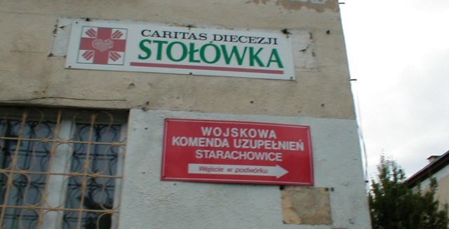 Niewielu pamięta, że w tym budynku była Wojskowa Komenda Uzupełnień i stołówka Caritasu