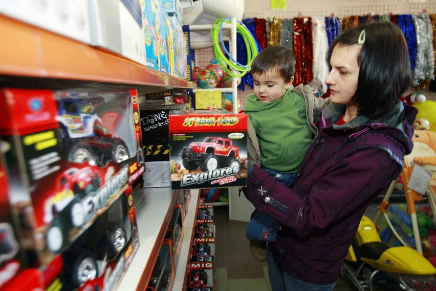 Mama z synem w trakcie zakupów w sklepie z zabawkami