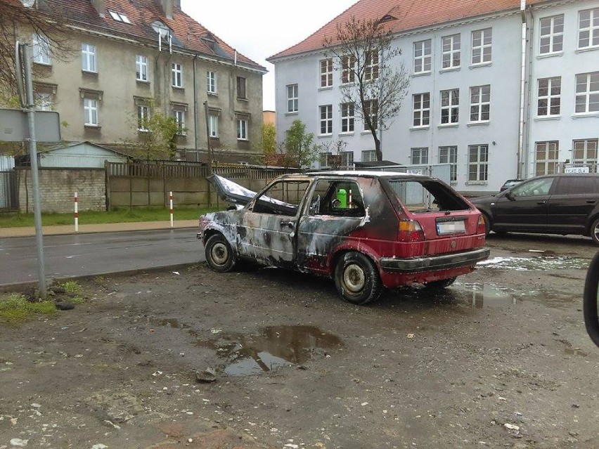 Przy ulicy 3-go Maja w Kaliszu spłonął volkswagen golf