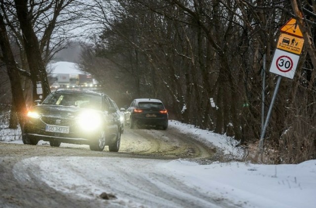 Ze względu na gęste opady śniegu, wyruszając dziś w trasę na Pomorzu, należy uważać i zdjąć nogę z gazu.