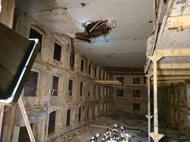 O mało nie doszło do tragedii. W jednym z opuszczonych budynków zawalił się strop, strażacy przeszukiwali gruzy i sami prawie zostali pogrzebani.

W czwartek, 28 grudnia, po godzinie 12.00 strażacy z Krosna Odrzańskiego odebrali zgłoszenie o zawalonym stropie w opuszczonej fabryce w Gubinie. Niezwłocznie na miejsce działań wyruszyły zastępy PSP oraz okoliczne OSP. Podejrzenie było, że pod gruzami mogą być ludzie. Na miejsce ściągnięto również specjalistyczną grupę poszukiwawczą przy JRG Krosno Odrzańskie oraz grupę z psami z Wrocławia. 


-&nbsp;Zarówno psy jak i aparatura pomiarowa nie stwierdziła, że pod gruzami są osoby żywe - mówi rzecznik lubuskich strażaków, kpt. Dariusz Szymura.

Zadaniem wszystkich zastępów było odgruzowywanie w celach poszukiwawczych. Cały czas było niebezpieczeństwo, że na teren działania spadnie pozostała część stropu. Około 20:30 dowodzący akcją nakazał opuszczenie pomieszczenia w którym prowadzone były działania. Było to prawidłowy rozkaz ponieważ gdy ratownicy opuszczali pomieszczenie pozostały strop zaczął się sypać a całkowicie się zapadł kilka sekund później.

W piątek, 29 grudnia, w gabinecie burmistrza Bartłomieja Bartczaka odbyło się specjalne spotkanie. 
-&nbsp;Do zawalenia się stropu przyczynili się złomiarze. Był tam jakiś agregat prądotwórczy - mówi włodarz. Dodał, że miasto własnymi siłami zamierza zabezpieczyć budynek, aby nikt do niego nie wchodził. - Wiemy, że to własność prywatna, jednak właściciele to firma widmo. Pod danymi adresami nie ma żadnego biura. Nie możemy nawiązać z nimi kontaktu, dlatego postanowiliśmy nie czekać na nich i zabezpieczyć budynek własnymi siłami - zaznacza Bartczak.

Autor: Łukasz Koleśnik

Przeczytaj też:   Kolęda 2018 Zielona Góra. Plan kolęd w parafiach w Zielonej Górze. Kiedy przyjdzie do Ciebie ksiądz po kolędz

