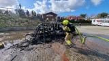 Pożar w Chłapowie. Spłonęła przyczepa kempingowa. Ogień strawił ją w niecałe 10 minut. Strażacy mogli ją tylko dogaszać. Ćwiczebnie | FOTO
