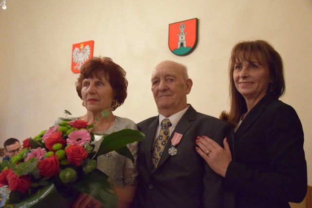 Od lewej małżonkowie Zofia Ducka i Józef Ducki oraz burmistrz Otynia Barbara Wróblewska