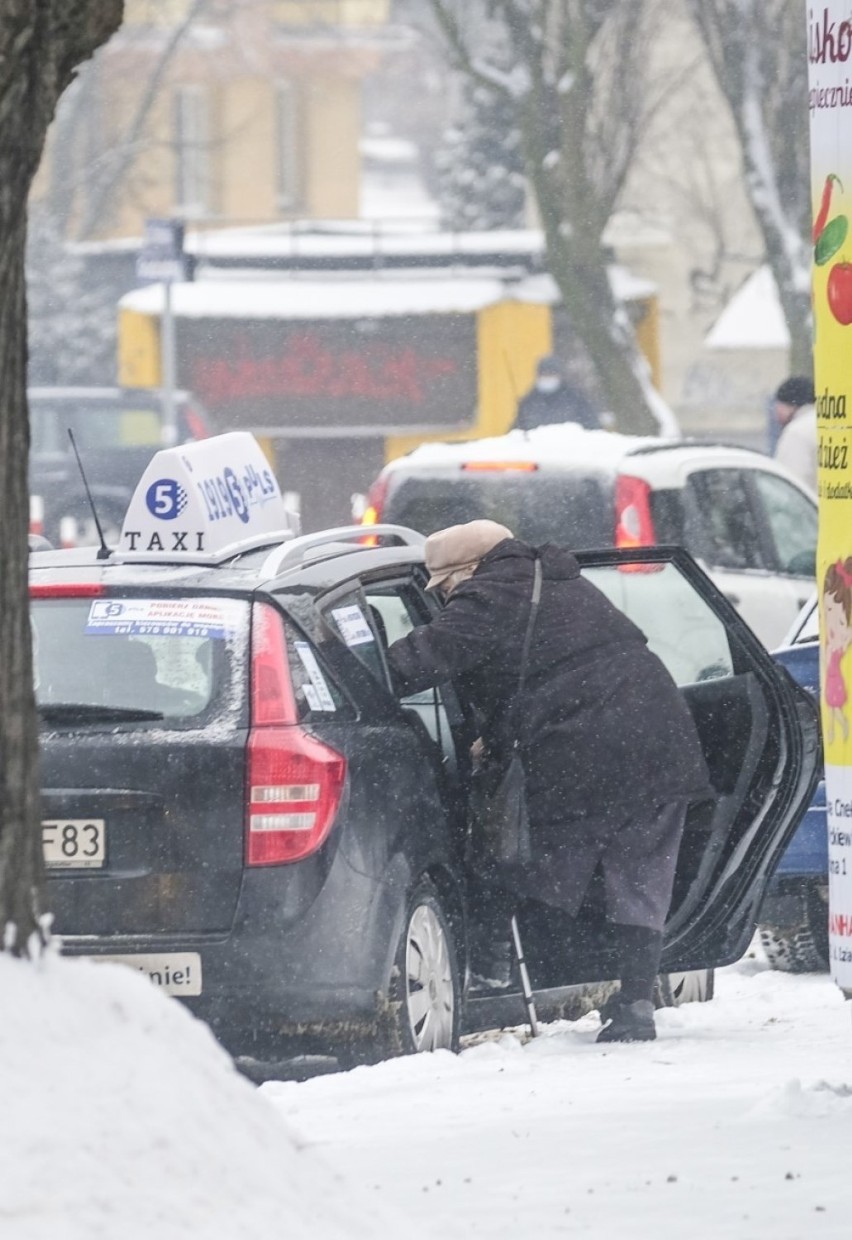 Taksówkarze w Toruniu. Czy zima uratuję ich biznes?