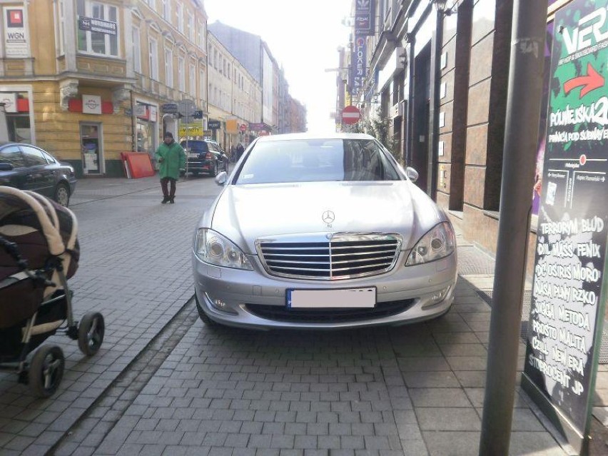 Mimo, iż na ulicy Półwiejskiej obowiązuje zakaz parkowania,...