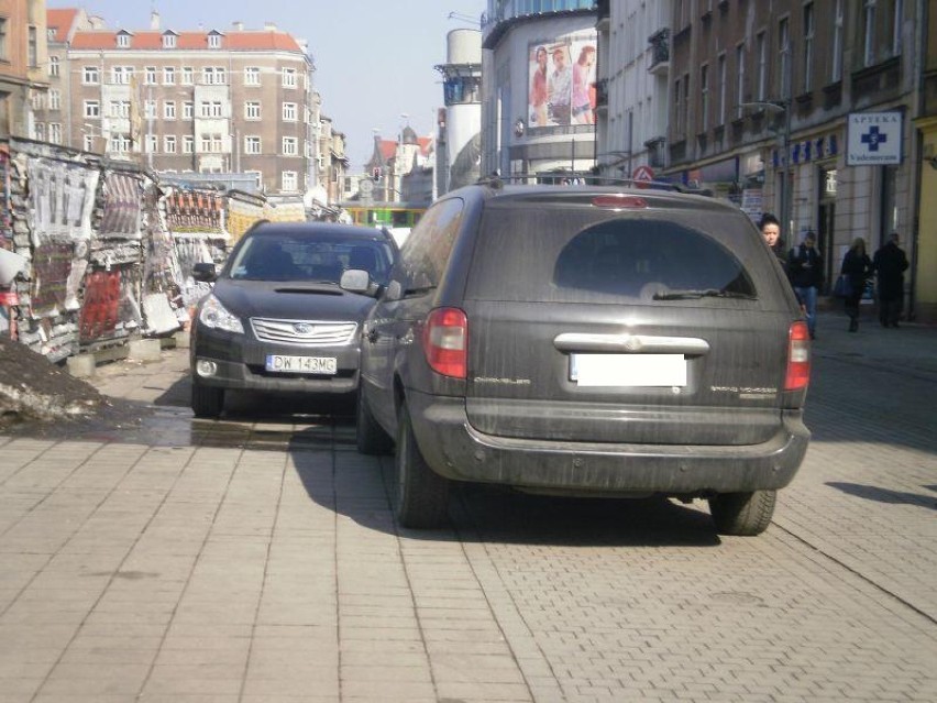 Mimo, iż na ulicy Półwiejskiej obowiązuje zakaz parkowania,...