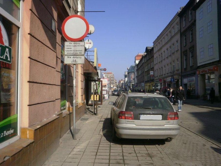 Mimo, iż na ulicy Półwiejskiej obowiązuje zakaz parkowania,...