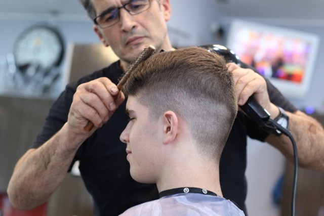 Wybierasz się do fryzjera? Zobacz, którzy fryzjerzy w Rzeszowie są najchętniej polecani przez Internautów. Kliknij na zdjęcie i zobacz kolejne slajdy