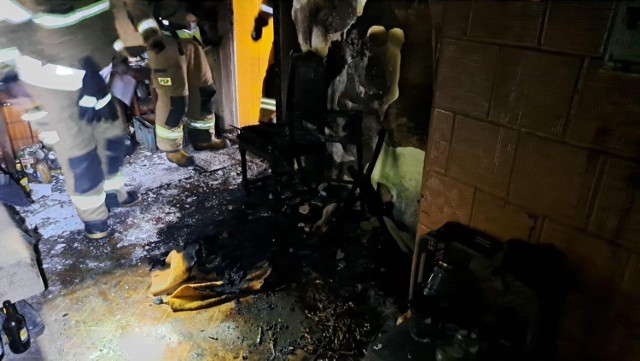 W jednorodzinnym domu w Bieńkówce w walce z ogniem pomogli sąsiedzi i strażacy