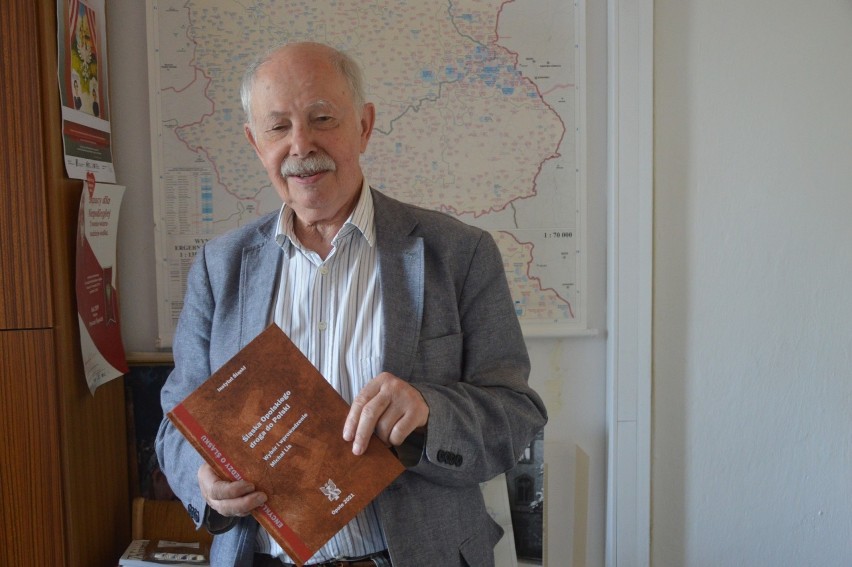 Prof. Michał Lis prezentuje swą najnowszą publikację.