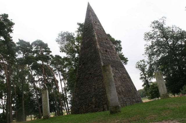 Grobowiec Łakińskiego

Na zalesionym wzgórzu, na obrzeżach Wągrowca, przed Łaziskami, przy wylocie na Gniezno na drodze krajowej 190 znajduje się blisko dziesięciometrowej wysokości piramida z gładzonych polnych kamieni ciosowych, wzniesiona na rzucie kwadratu, będąca grobowcem rotmistrza Franciszka Łakińskiego.

Zobacz więcej: Grobowiec rotmistrza Łakińskiego. Piramidy nie egipskie, ale...wągrowieckie