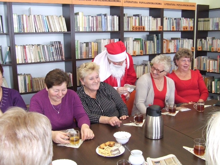 Wizyta Świętego Mikołaja zaskoczyła słuchaczy kockiego UTW....