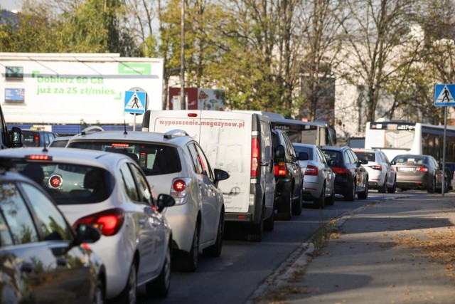 Ulica Trocka coraz bardziej niebezpieczna. Ogromne korki i za mało przejść dla pieszych. "Na zielone światło trzeba czekać 3 razy dłużej"