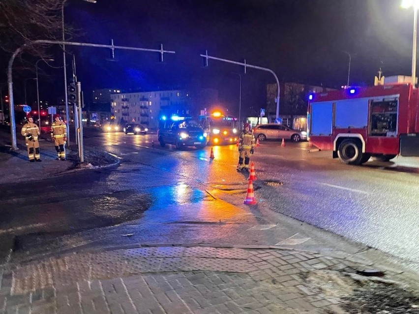 Wypadek na skrzyżowaniu w Kielcach. Kobieta i dziecko w szpitalu, a kierowca... zniknął [ZDJĘCIA]