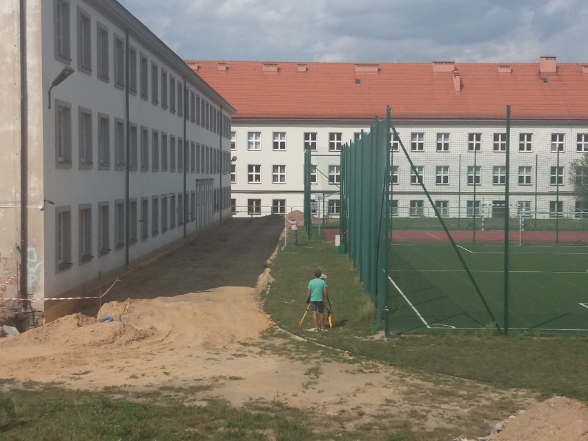 Zbudują bazę lekkoatletyczną wokół boiska przy II LO w Wieluniu [FOTO]