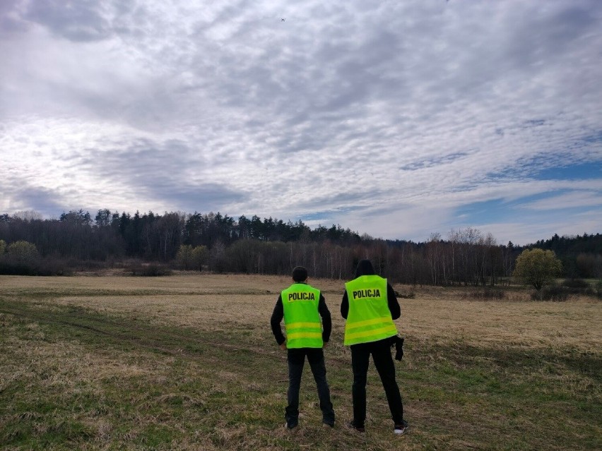 Policyjny dron tropi podpalaczy traw. Mundurowi z Gorlic ze sprzętem patrolują z lotu ptaka obszary zagrożone wiosennymi pożarami