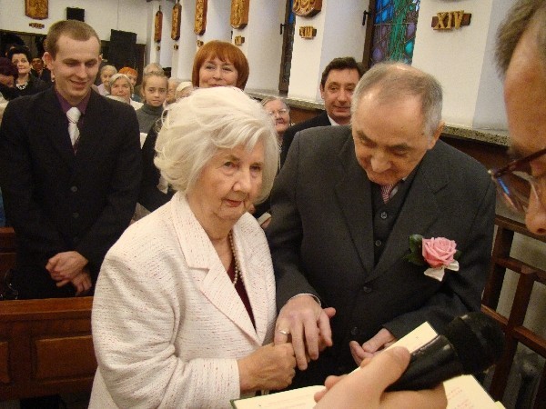 Niecodzienny ślub: 81-latka poślubiła 70-latka [ZDJĘCIA]