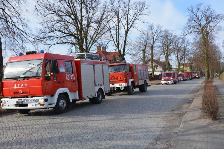 Strażacy ćwiczyli na terenie tartaku w Gołańczy. W zajęciach udział wzięło kilkudziesięciu strażaków