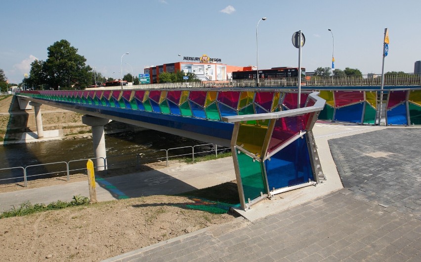 Pierwsza kładka rowerowa nad Wisłokiem w Rzeszowie już otwarta! Kolorowe szkło, żywica epoksydowa. Zobacz zdjęcia