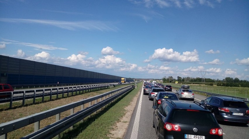 Ogromny korek na autostradzie A2 w kierunku Warszawy. Dwa...