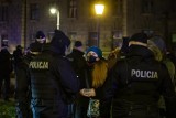 Kraków. Policja użyła siły podczas protestu na placu Matejki. "Kuriozalne działanie służb". Spisano byłego posła [ZDJĘCIA]